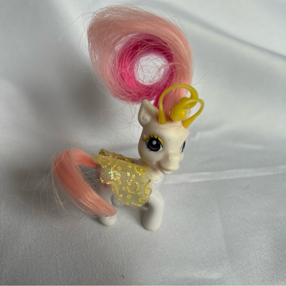 My Little Pony G3 Breezie Fluffaluff 2005 Hasbro White Pink Mane Tail
